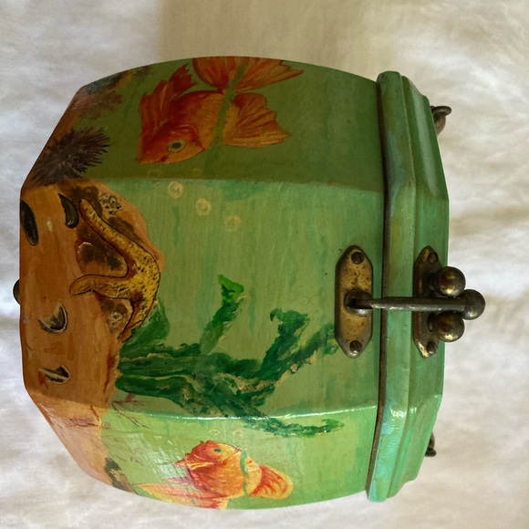 Green Octagonal Seashell Handbag - Picture 2 of 5